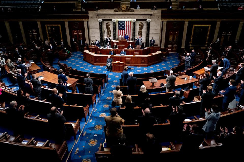 Photo of the floor of Congress with several lawmakers in attendance. 